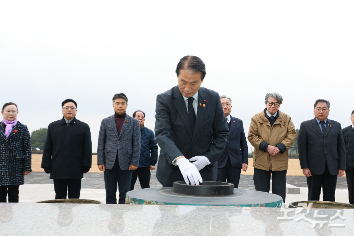 권오을 국가보훈부 장관이 11일 제주4.3평화공원을 찾아 참배하고 4.3당시 강경진압을 주도한 박진경 대령이 국가유공자로 등록된 데 대해 사과했다. 이인 기자 