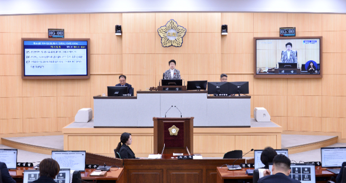 전남 여수시의회는 15일 제5차 본회의를 끝으로 총 35일간 진행된 제252회 정례회 일정을 마무리하며 2025년도 의사일정을 종료했다. 여수시의회 제공