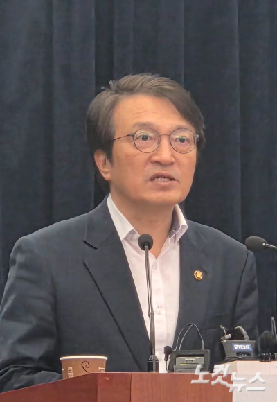 김의겸 새만금개발청장이 15일 전북도청에서 기자회견을 열어 새만금 기본계획 수립 등과 관련해 설명하고 있다. 최명국 기자