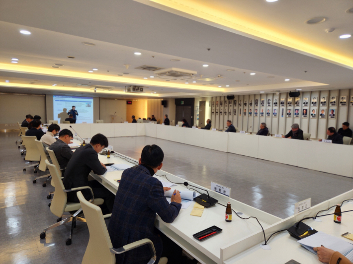 광주광역시(시장 강기정)는 15일 시청 중회의실에서 '복합쇼핑몰 상권영향평가 연구용역 최종 보고회'를 열어 연구 결과를 공유했다. 광주시 제공