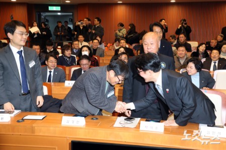 참석자들과 인사하는 김민석 국무총리