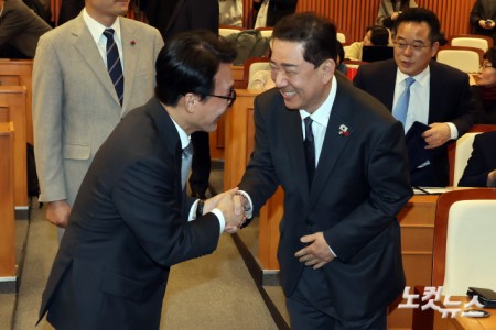 인사하는 김민석 총리-김병기 원내대표