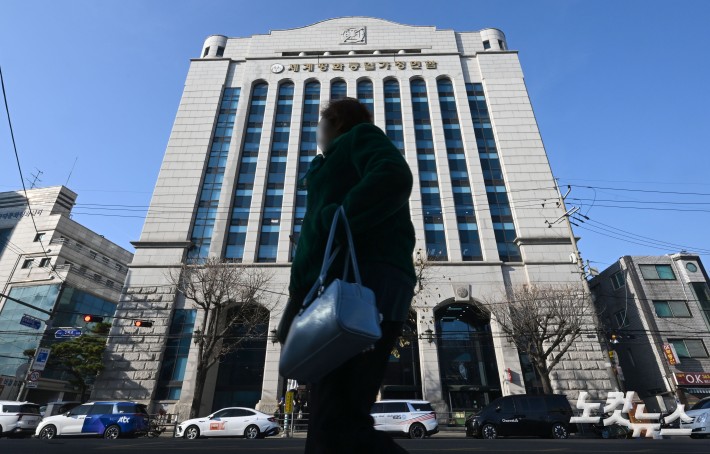 경찰이 정치권 인사들의 통일교 금품 수수 의혹과 관련해 첫 강제수사에 나선 15일 서울 용산구 세계평화통일가정연합 한국본부의 모습.경찰청 특별전담수사팀은 이날 오전 9시께부터 경기 가평 통일교 천정궁과 서울 용산구 통일교 서울본부 등 10곳에 대해 압수수색영장을 집행 중이다.