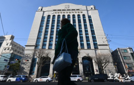 경찰이 정치권 인사들의 통일교 금품 수수 의혹과 관련해 첫 강제수사에 나선 15일 서울 용산구 세계평화통일가정연합 한국본부의 모습.경찰청 특별전담수사팀은 이날 오전 9시께부터 경기 가평 통일교 천정궁과 서울 용산구 통일교 서울본부 등 10곳에 대해 압수수색영장을 집행 중이다.