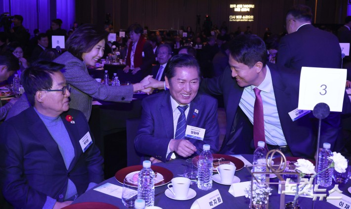 악수하는 오세훈-나경원