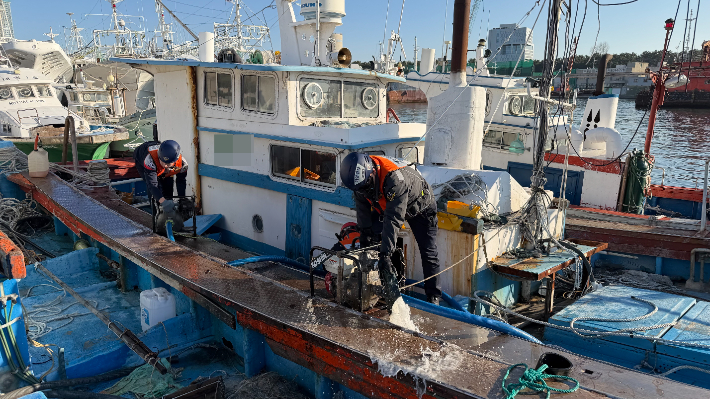 포항 동빈내항 침수선박 해경에 구조
