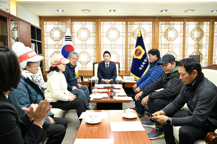 임채성 세종시의장이 15일 초고압 송전선로 건설사업을 반대하는 장군면 주민들을 만나 현장의 의견을 들었다. 세종시의회 제공 