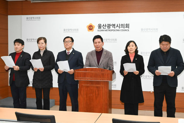 국민의힘 울산 동구 광역·기초의원들은 12월 15일 시의회 프레스센터에서 기자회견을 열고 "한화오션의 결단에 HD현대중공업도 응답할 때"라고 밝혔다. 울산시의회 제공