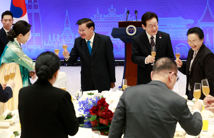 이재명 대통령과 김혜경 여사가 15일 서울 용산 대통령실에서 열린 한-라오스 공식오찬에서 통룬 시술릿 라오스 국가주석, 부인 날리 시술릿 여사와 건배하고 있다. 연합뉴스