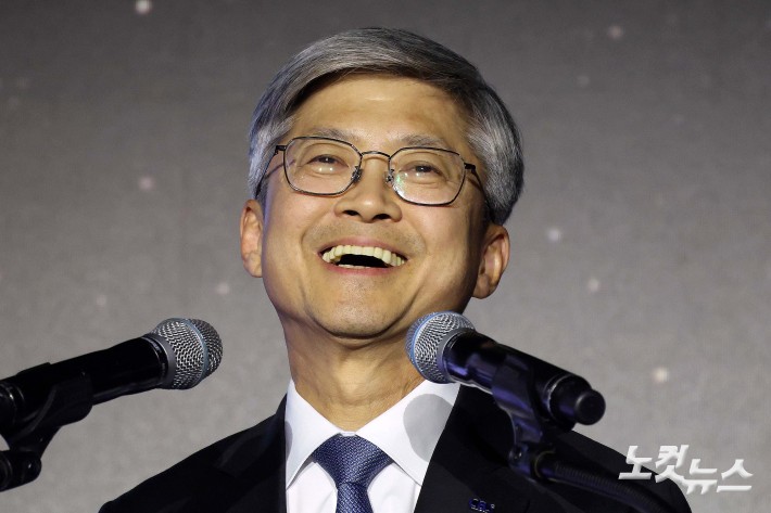 디캠프 어워드 소개하는 나이영 CBS 사장