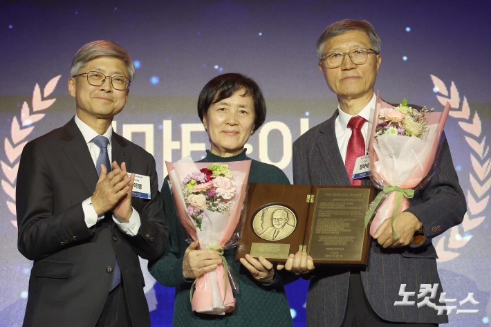 기념 촬영하는 정마태, 이은숙 선교사