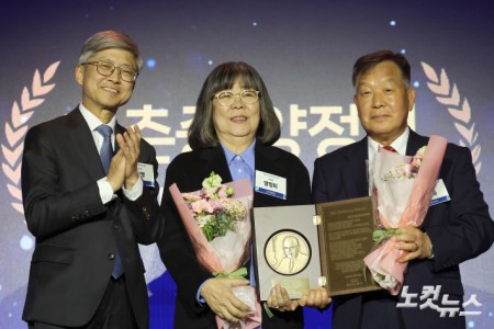 기념 촬영하는 허춘중, 양정미 선교사