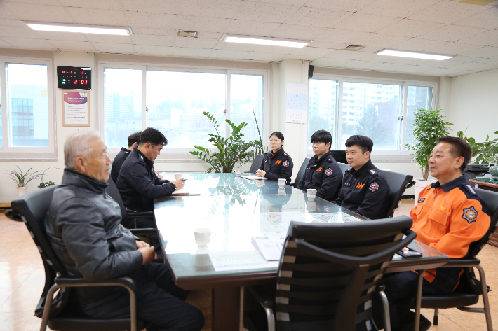 극심한 흉통으로 응급 이송됐던 김완수(78)씨가 최근 춘천소방서를 찾아 감사의 인사를 전했다. 춘천소방서 제공