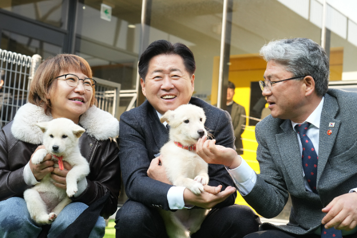 제주시 애월읍 어음리에 15일 반려동물 놀이공원과 제2동물보호센터가 문을 열었다. 개관식에 참석한 오영훈 제주지사(가운데)와 이상봉 제주도의회 의장(오른쪽). 제주도 제공