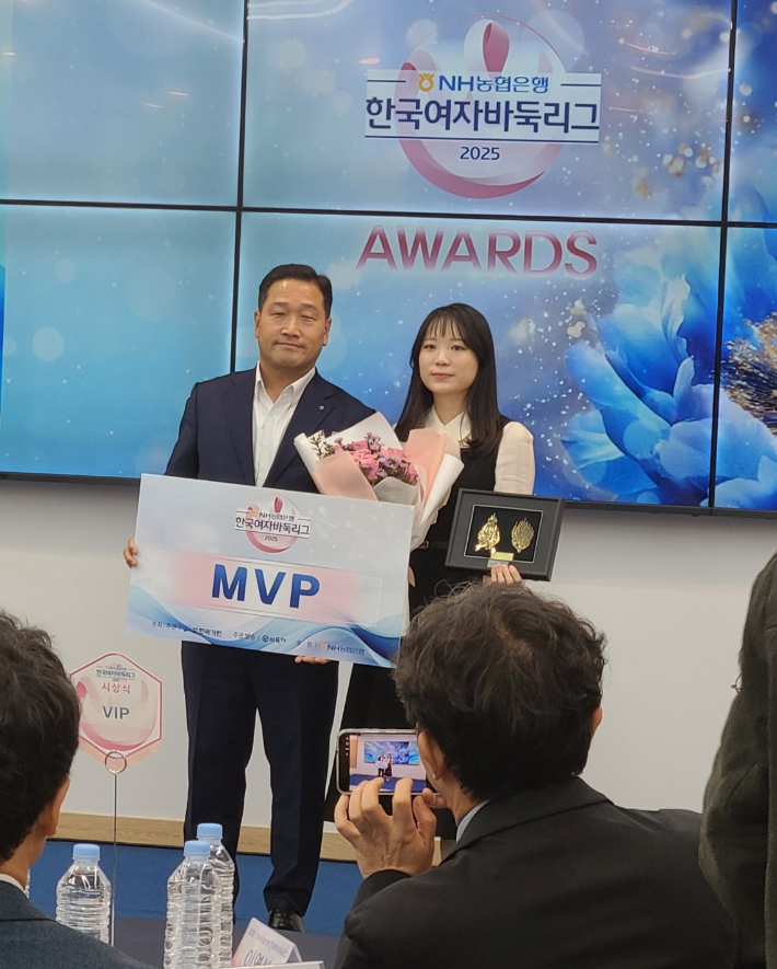 2025 NH농협은행 한국여자바둑리그 시상식에서 MVP를 수상한 서울 부광약품 주장 김채영 9단(사진 오른쪽). 동규기자