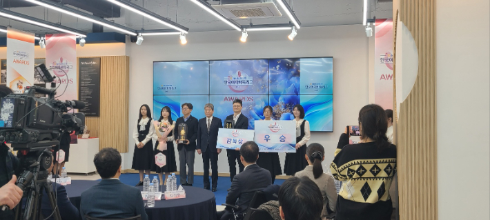 우승팀 서울 부광약품의 단장, 감독, 선수들이 시상 후 인터뷰를 하고있다. 동규기자