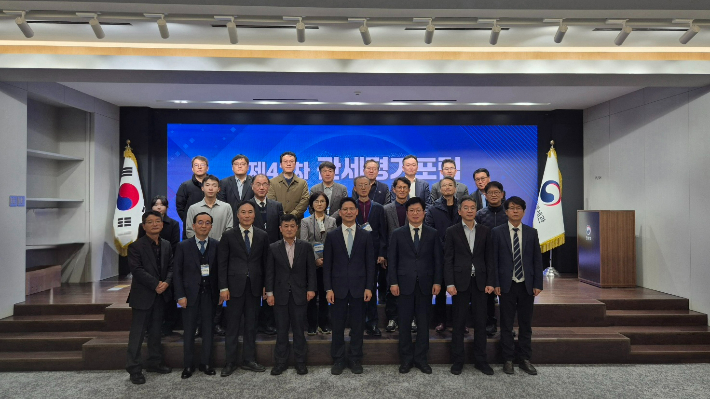 관세포럼 손성수(오른쪽 네번째·관세청 심사국장) 회장이 15일 서울세관에서 열린 제42차 관세평가포럼 정기 학술 세미나 참석자들과 기념 촬영하고 있다. 관세청 제공