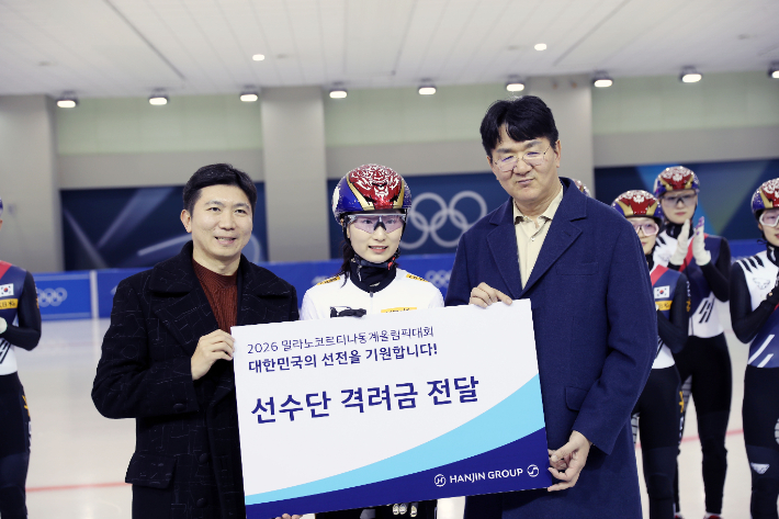 대한체육회 유승민 회장(왼쪽부터), 쇼트트랙 대표팀 주장 최민정, 한진그룹 최원태 회장. 체육회 