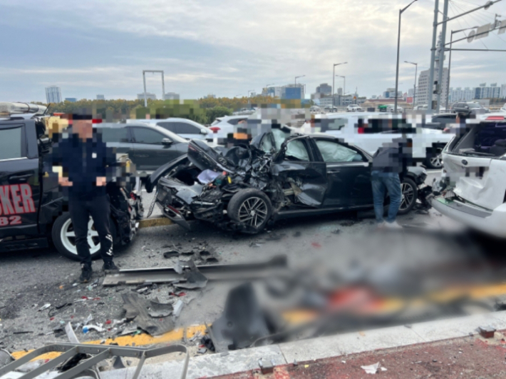 지난달 8일 대전 유성구 도룡동에서 발생한 8중 추돌사고로 1명이 숨지고 15명이 부상을 입었다. 대전소방본부 제공