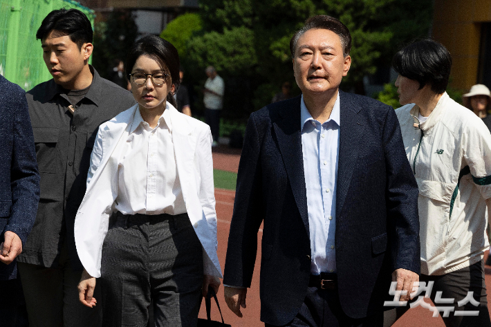 윤석열 전 대통령과 김건희 씨가  제21대 대통령 선거일인 3일 오전 서울 서초구 원명초등학교에 마련된 서초4동 제3투표소에서 투표를 마치고 차량으로 이동하고  있다. 2025.06.03 박종민 기자