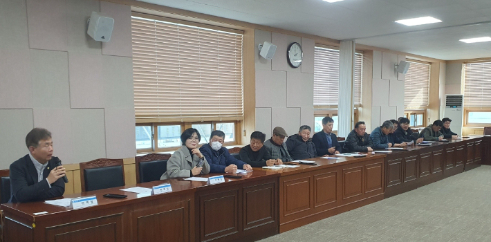 지난 12일 강원 춘천시 동면 세대공감 주민복합센터 건립을 위한 건축기획용역 주민설명회가 동면 행정복지센터에서 열렸다. 춘천시 제공