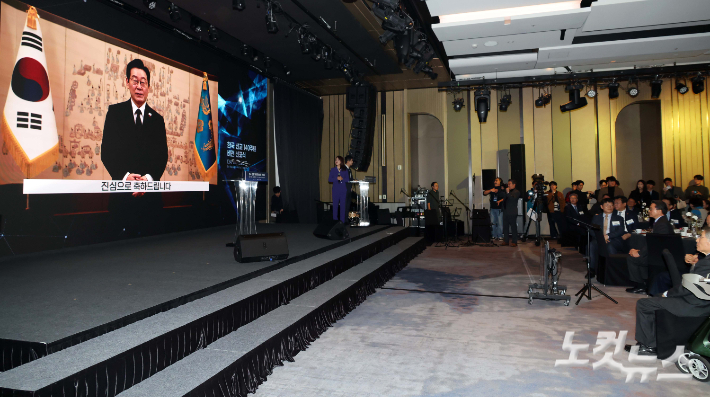 15일 오후 서울 여의도 페어몬트 앰배서더 서울 그랜드볼룸에서 열린 한국 선교 140주년 비전 선포식에서 이재명 대통령의 축사가 방영되고 있다. 박종민 기자
