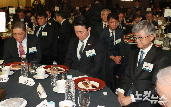 소강석(왼쪽부터) CBS재단 이사장, 강훈식 대통령실비서실장, 나이영 CBS 사장이 15일 오후 서울 여의도 페어몬트 앰배서더 서울 그랜드볼룸에서 열린 한국 선교 140주년 비전 선포식에서 기도를 하고 있다. 박종민 기자