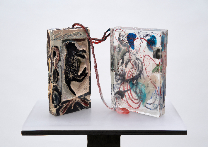 유리, ''상실의 가능성과 영원의 염원', 나무블럭에 조각 후 아크릴, 유채, 투명 레진, 빨간 실, 아크릴 물감, 실크천, 42x22x30.5cm(2025). 학고재갤러리 제공