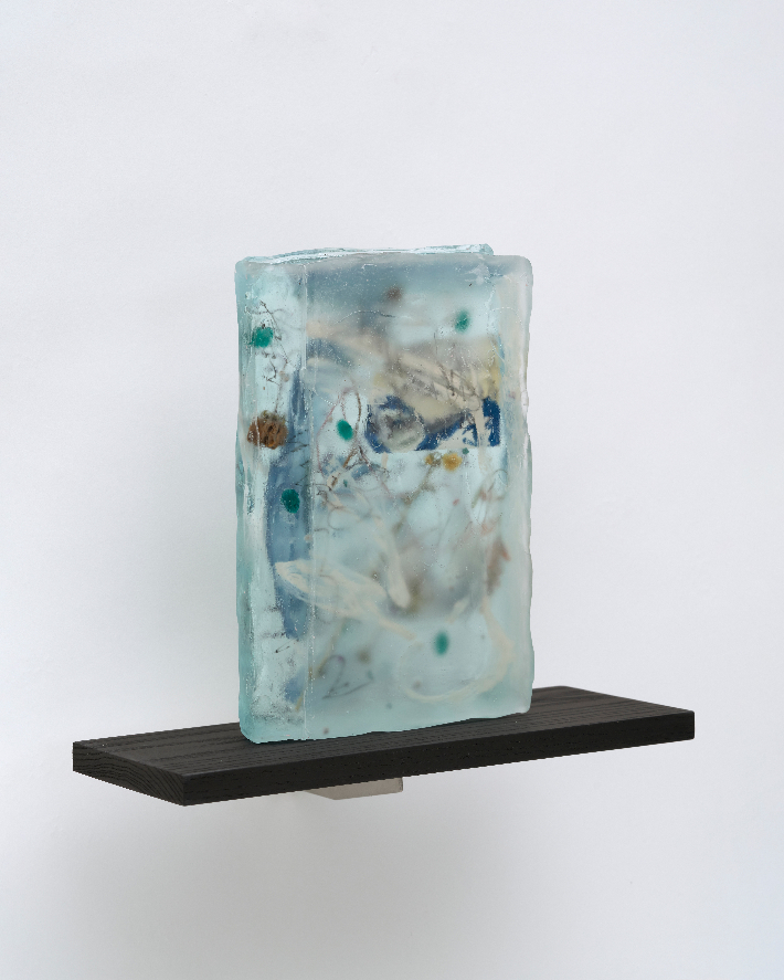 유리, '잔존하는 것들을 뭉쳐 만든 슬픔', 투명 레진, 시든 꽃, 종이 드로잉, 외할머니의 목걸이에서 나온 구슬, 아크릴, 16x4.5x24cm(2025). 학고재갤러리 제공