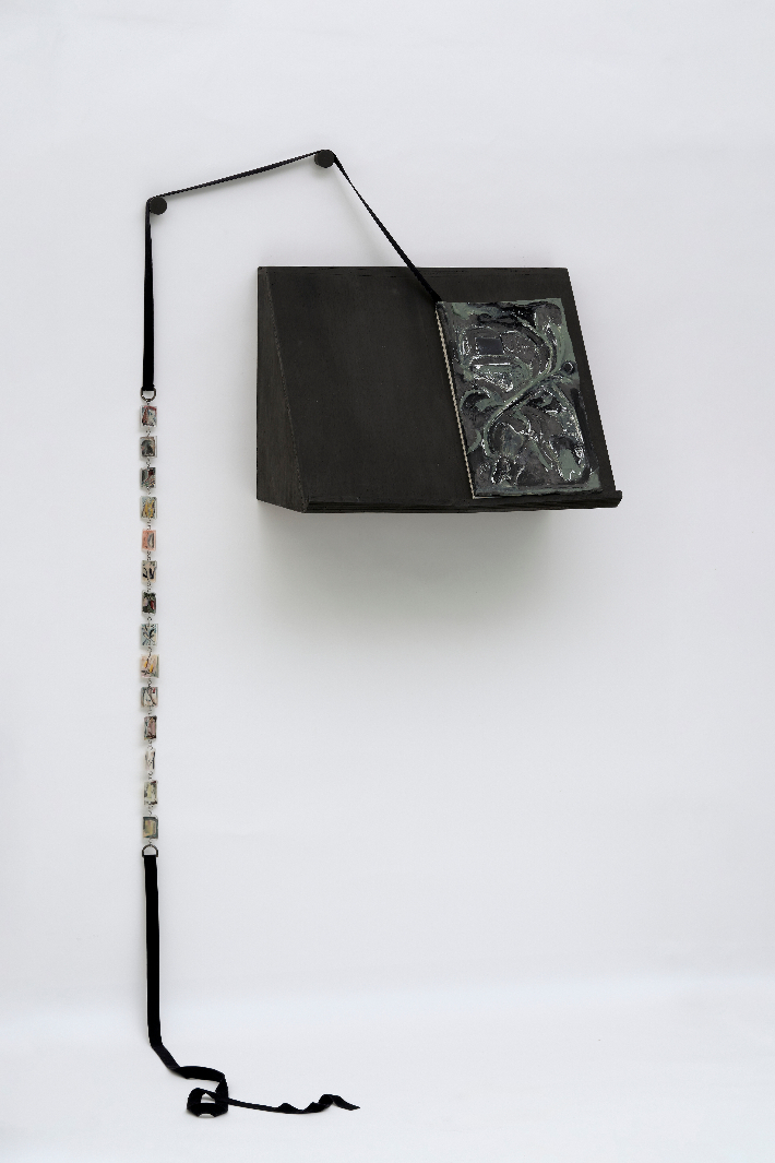 유리, '긴 꼬리 책', 종이에 유채, 벨벳 리본, 투명 레진, 실크천, 아크릴, 고리, 45x25x3cm(2023-2025). 학고재갤러리 제공