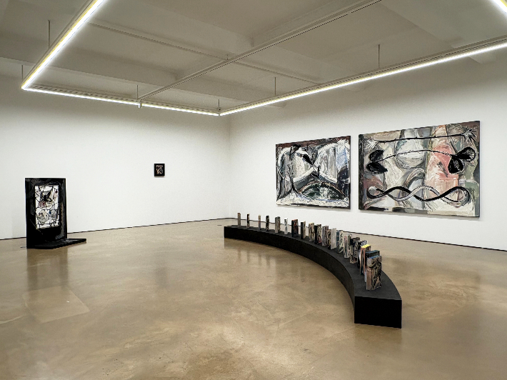 서울 종로구 학고재갤러리는 작가 유리(31)의 개인전 '투명한 고리'를 20일까지 연다. 회화와 설치작품 등 신작 50여 점을 통해 작가가 오랜 기간 집중해 온'연결성'(connectivity)이라는 핵심 주제를 선보인다. 학고재갤러리 제공