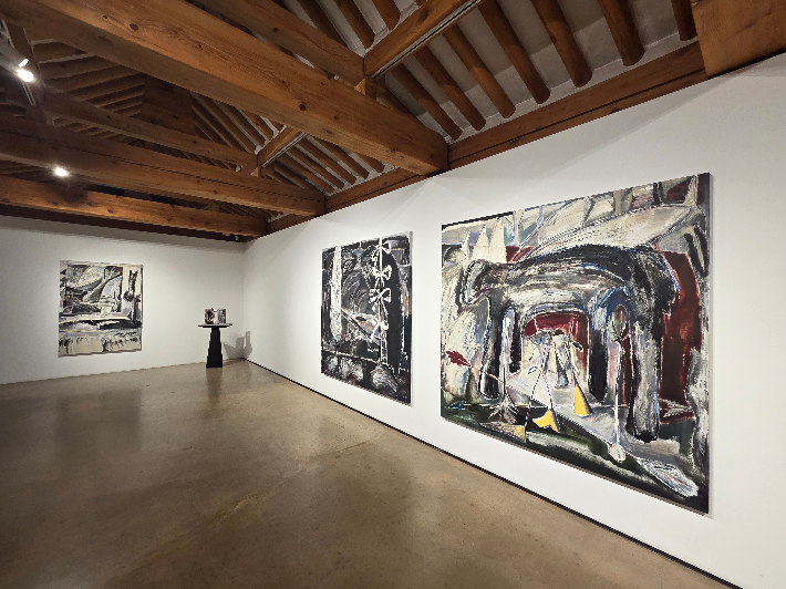 서울 종로구 학고재갤러리는 작가 유리(31)의 개인전 '투명한 고리'를 20일까지 연다. 회화와 설치작품 등 신작 50여 점을 통해 작가가 오랜 기간 집중해 온'연결성'(connectivity)이라는 핵심 주제를 선보인다. 곽인숙 기자