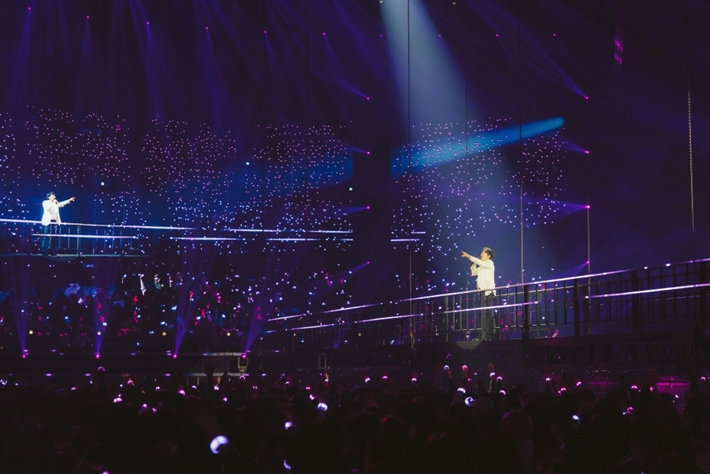 첫 곡은 '소녀'로, 이문세는 다리 모양 구조물을 통해 관객에게 더 가까이 다가가 소통했다. 케이문에프엔디 제공