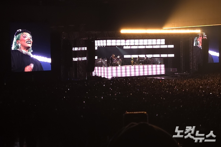 도자 캣은 첫 곡'카즈'를 비롯해 지난 9월 낸 최신 앨범 '비'의 수록곡 다수 무대를 선보였다. 김수정 기자