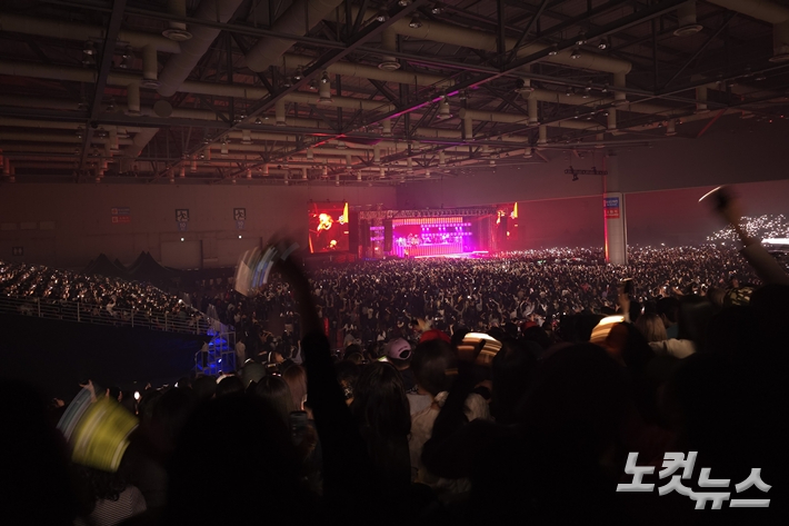 '스트레인저' 무대 때 관객들이 휴대전화 플래시 이벤트를 하는 모습. 김수정 기자