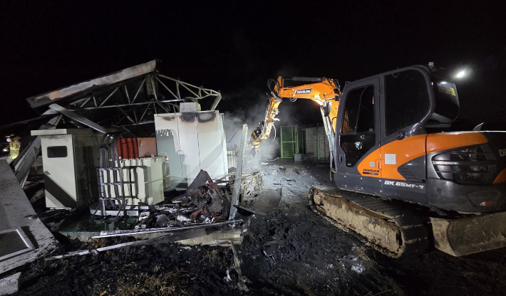 경주에 있는 태양광 에너지저장장치(ESS)에서 화재가 발생했다. 경북소방본부 제공