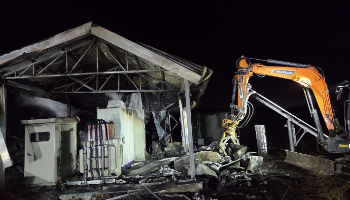 경주에 있는 태양광 에너지저장장치(ESS)에서 화재가 발생했다. 경북소방본부 제공