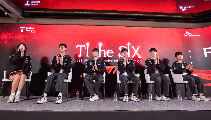 15일 T팩토리 성수에서 T1 선수들이 '2025 리그 오브 레전드 월드 챔피언십' 우승을 기념해 팬미팅 행사를 진행하고 있다. SK텔레콤 제공