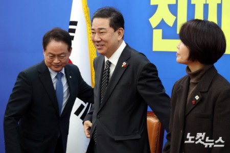 원내대책회의 참석하는 김병기