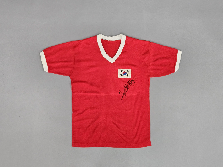 한국OB축구회 이회택 회장 현역시절 국가대표 유니폼. 천안시 제공