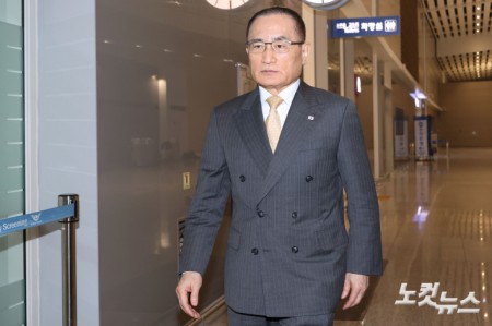 위성락 국가안보실장이 한미 정상회담 후속 조치 방안 논의를 위해 16일  오전 인천국제공항 제2여객터미널을 통해 미국으로 출국하고 있다.