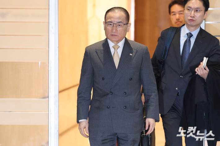 위성락 국가안보실장이 한미 정상회담 후속 조치 방안 논의를 위해 16일  오전 인천국제공항 제2여객터미널을 통해 미국으로 출국하고 있다.