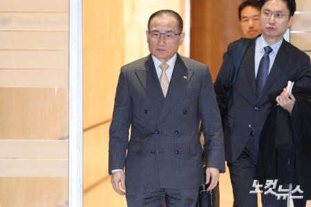 위성락 국가안보실장이 한미 정상회담 후속 조치 방안 논의를 위해 16일  오전 인천국제공항 제2여객터미널을 통해 미국으로 출국하고 있다.