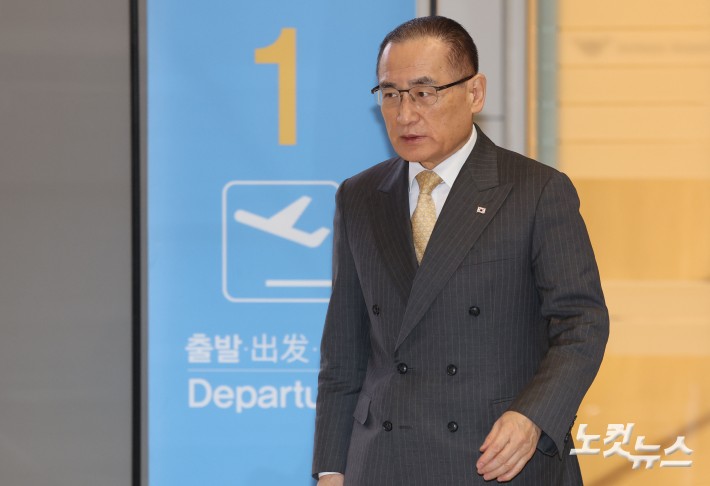 위성락 국가안보실장이 한미 정상회담 후속 조치 방안 논의를 위해 16일  오전 인천국제공항 제2여객터미널을 통해 미국으로 출국하고 있다.