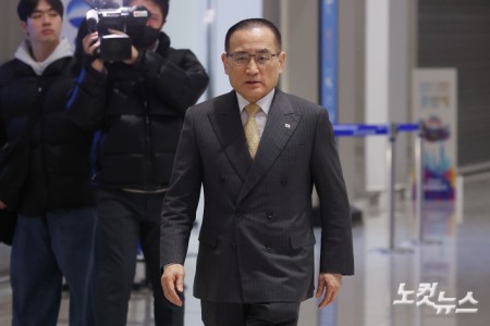 위성락 국가안보실장이 한미 정상회담 후속 조치 방안 논의를 위해 16일  오전 인천국제공항 제2여객터미널을 통해 미국으로 출국하고 있다.