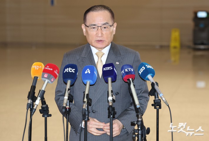 위성락 국가안보실장이 한미 정상회담 후속 조치 방안 논의를 위해 16일  오전 인천국제공항 제2여객터미널을 통해 미국으로 출국하며 취재진 질문에 답하고 있다.