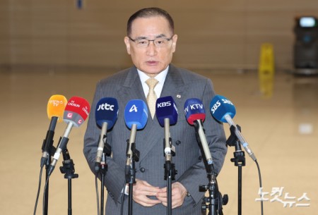 위성락 국가안보실장이 한미 정상회담 후속 조치 방안 논의를 위해 16일  오전 인천국제공항 제2여객터미널을 통해 미국으로 출국하며 취재진 질문에 답하고 있다.