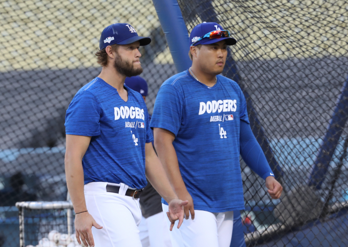 지난 2019년 10월 2일(현지시간) 오후 로스앤젤레스 스타디움에서 열린 다저스 훈련에서 류현진과 커쇼가 훈련을 마친 뒤 더그아웃으로 향하고 있다. 연합뉴스