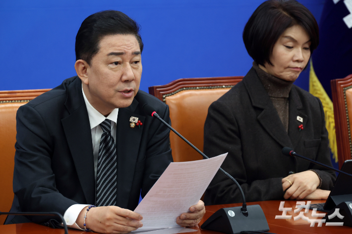 더불어민주당 김병기 원내대표가 16일 서울 여의도 국회에서 열린 원내대책회의에서 발언을 하고 있다. 윤창원 기자