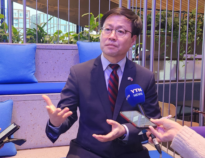 여한구 산업통상부 통상교섭본부장이 15일(현지시간) 영국 런던에서 한·영 자유무역협정(FTA) 개선 협상 타결 이후 양국 취재진과 질의응답하고 있다. 연합뉴스